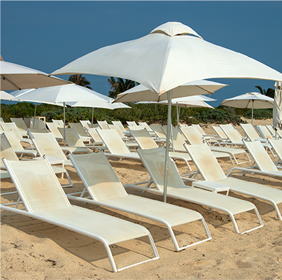 Doble mejora en respeto al medio ambiente y comodidad: las nuevas sillas de playa de material reciclado se convierten en la nueva tendencia en los complejos turísticos costeros